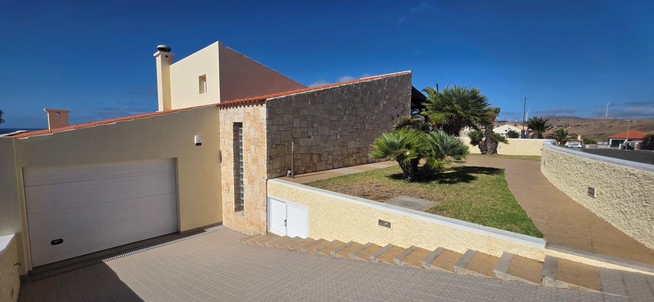 MORADIA T3 NAS LOMBAS – JARDIM, GARAGEM E VISTA MAR EM PORTO SANTO-PS386